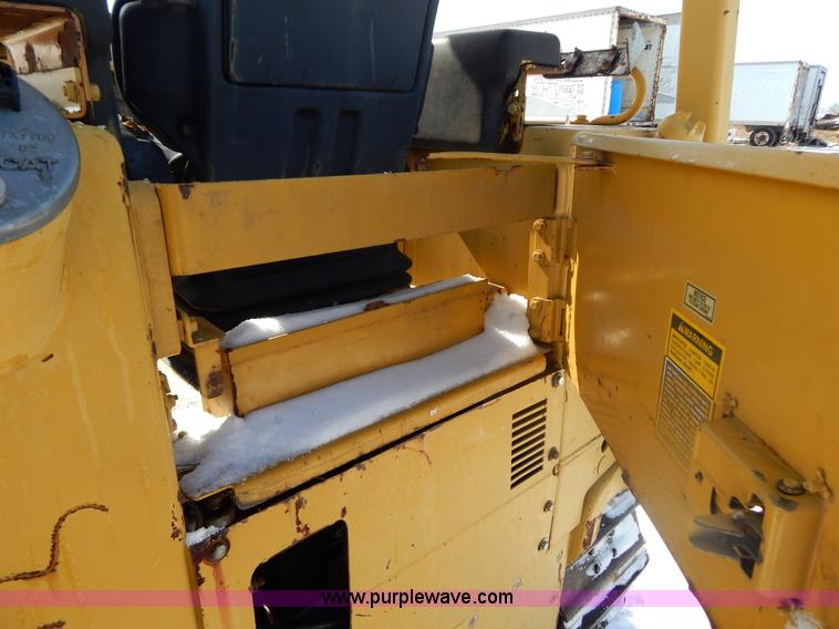 image for item I1159 1998 Caterpillar D3C dozer