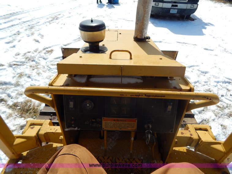 image for item I1159 1998 Caterpillar D3C dozer