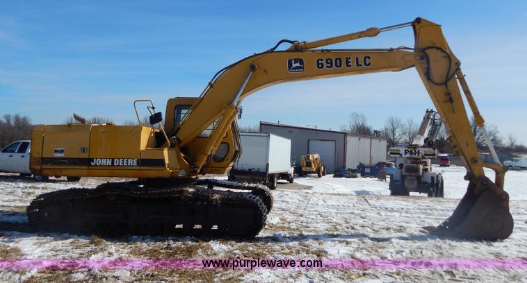 image for item I1162 1998 John Deere 690E LC excavator