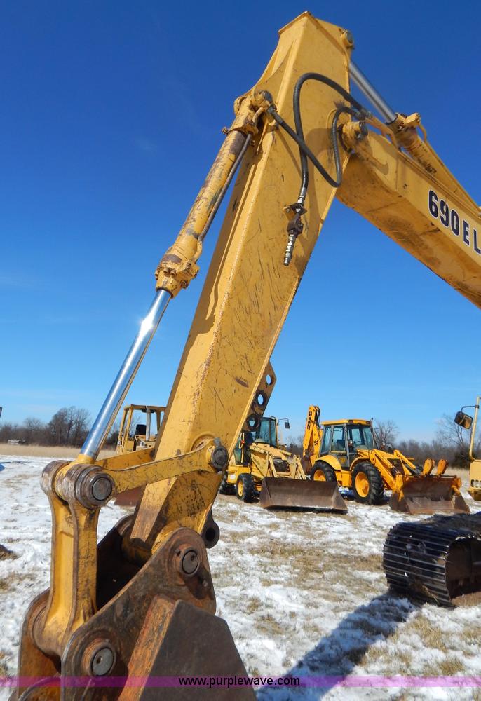 image for item I1162 1998 John Deere 690E LC excavator