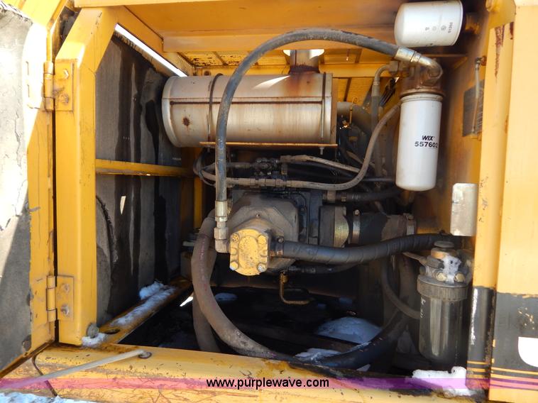 image for item I1162 1998 John Deere 690E LC excavator