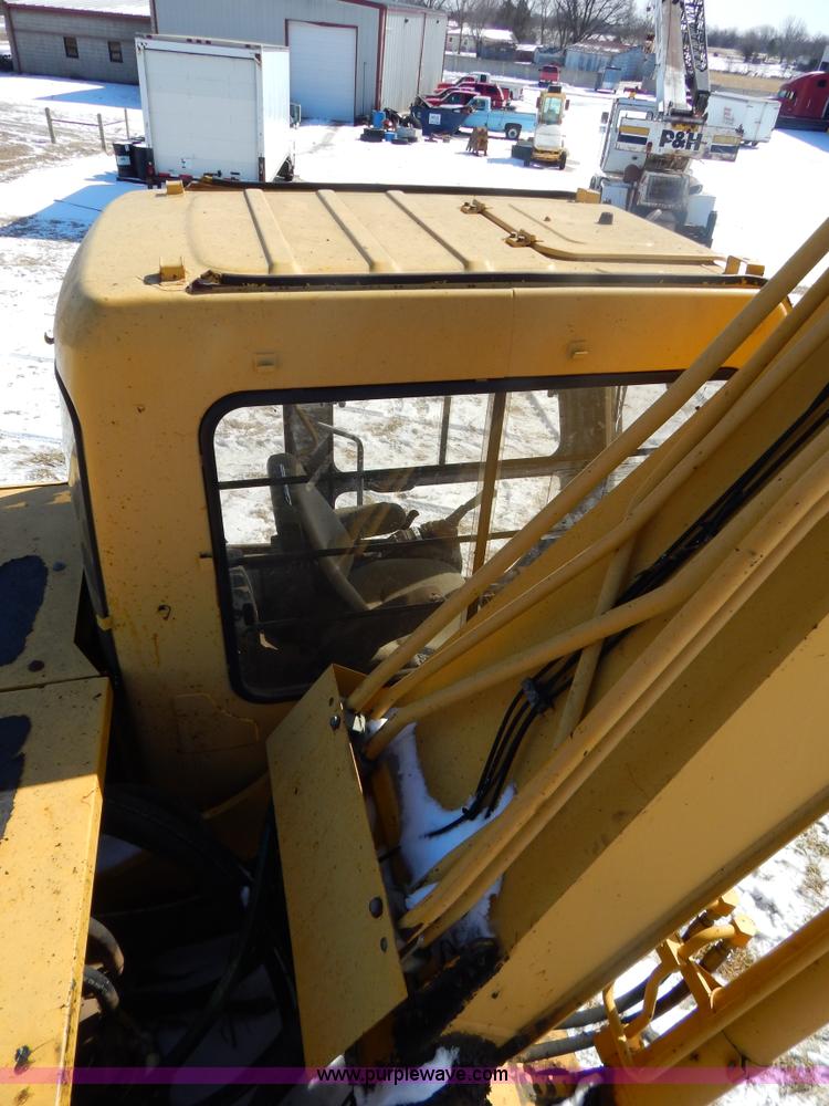 image for item I1162 1998 John Deere 690E LC excavator