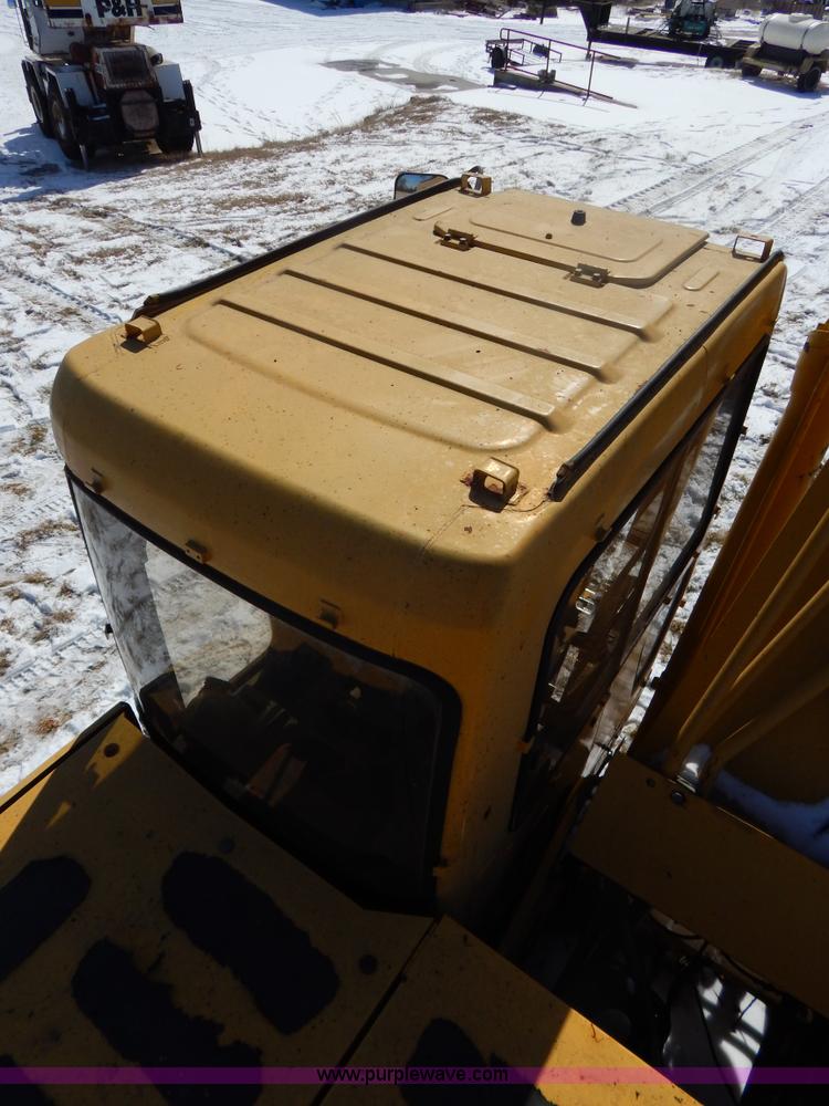 image for item I1162 1998 John Deere 690E LC excavator