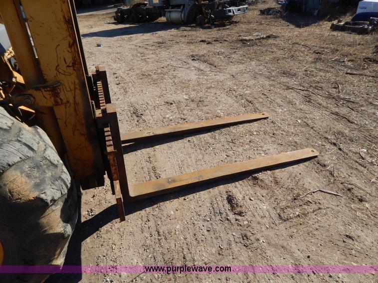image for item I1170 Case 586E Construction King rough terrain forklift
