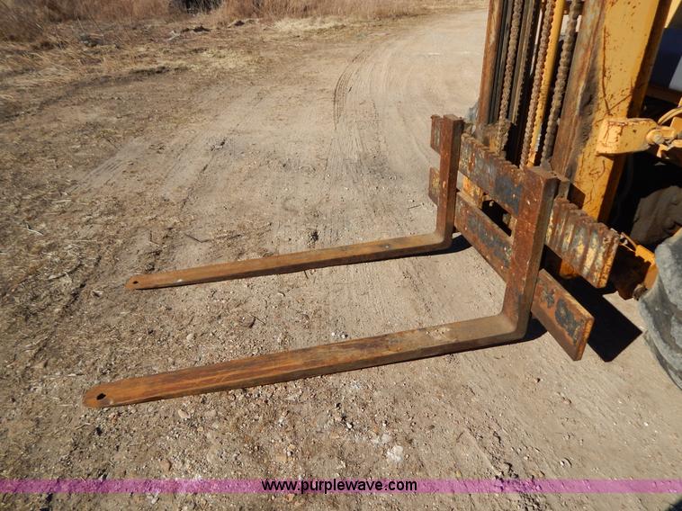image for item I1170 Case 586E Construction King rough terrain forklift