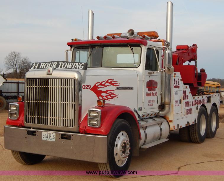 image for item I1187 1986 International F9370 wrecker truck