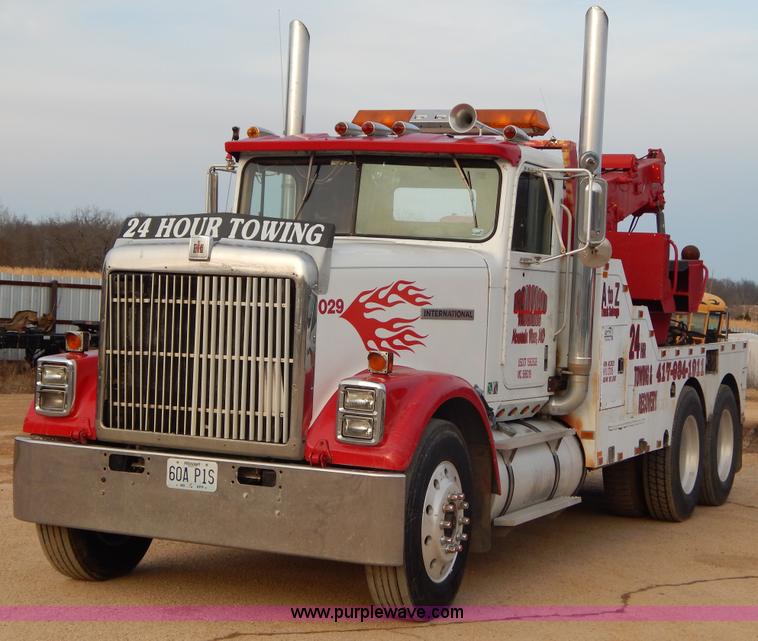 image for item I1187 1986 International F9370 wrecker truck