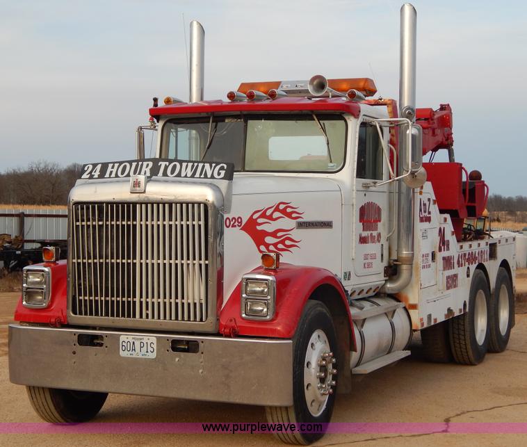 image for item I1187 1986 International F9370 wrecker truck