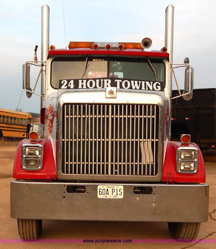 image for item I1187 1986 International F9370 wrecker truck