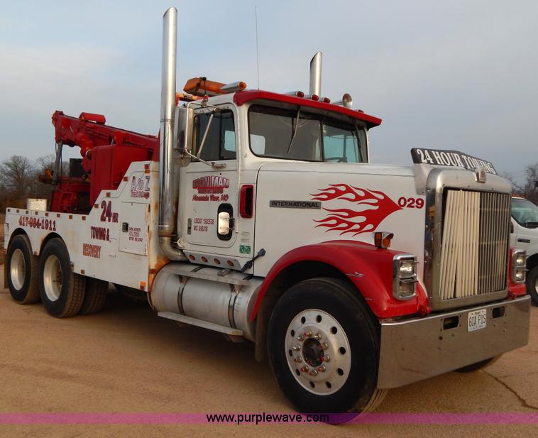 image for item I1187 1986 International F9370 wrecker truck