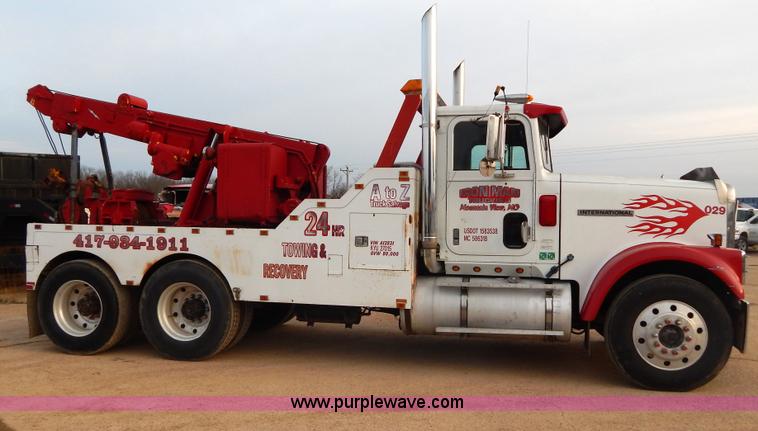 image for item I1187 1986 International F9370 wrecker truck