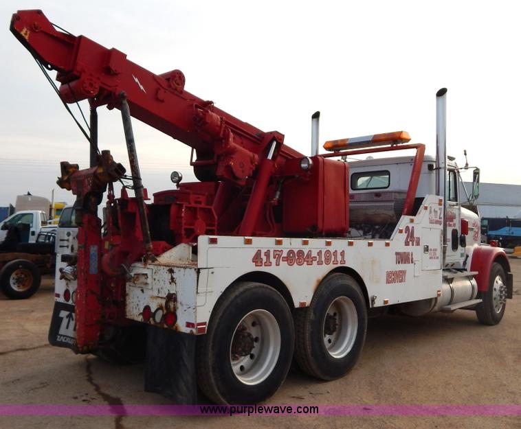 image for item I1187 1986 International F9370 wrecker truck