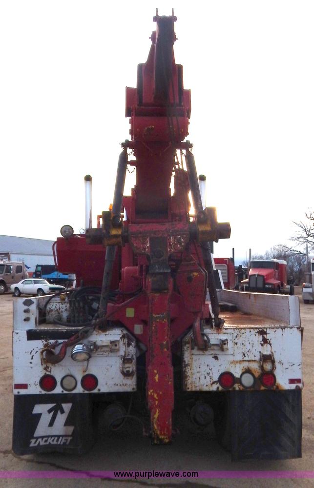 image for item I1187 1986 International F9370 wrecker truck