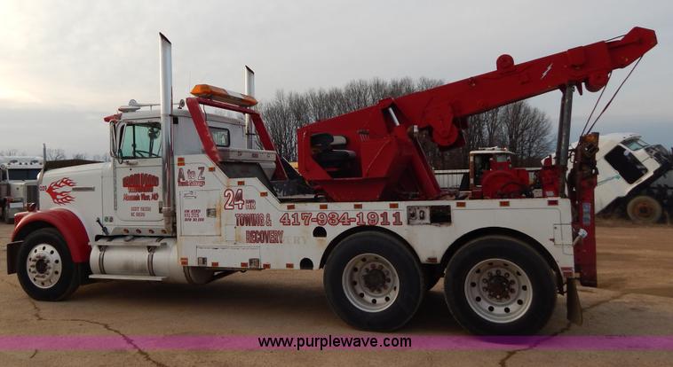 image for item I1187 1986 International F9370 wrecker truck