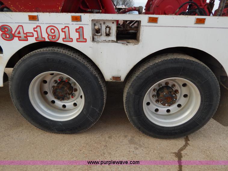 image for item I1187 1986 International F9370 wrecker truck