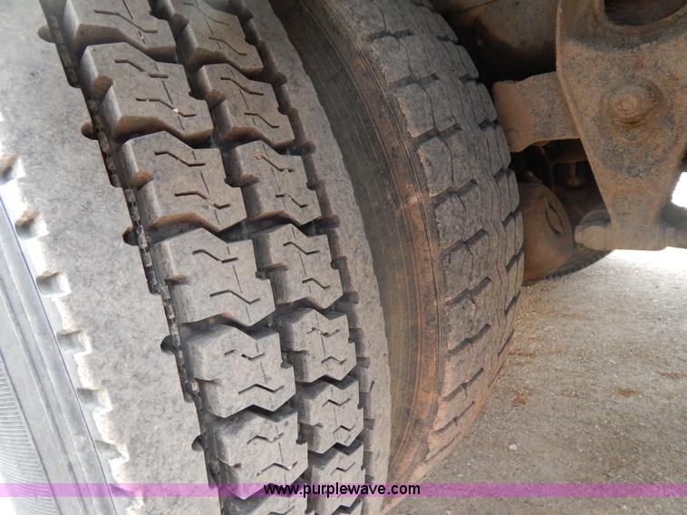 image for item I1187 1986 International F9370 wrecker truck