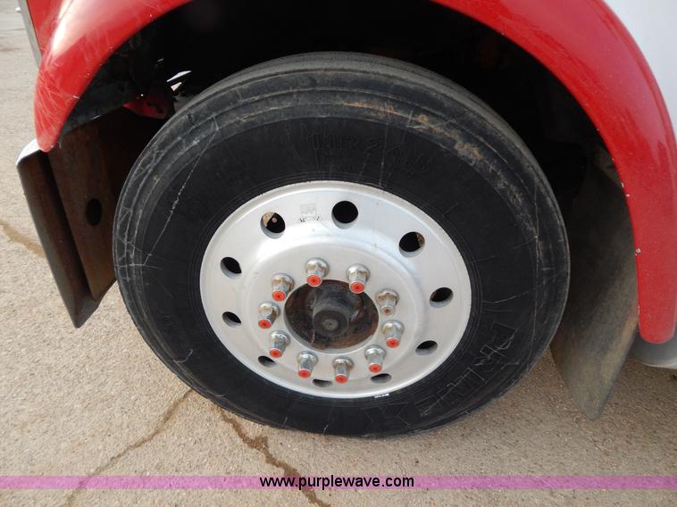 image for item I1187 1986 International F9370 wrecker truck