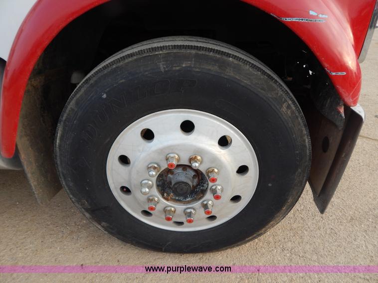 image for item I1187 1986 International F9370 wrecker truck