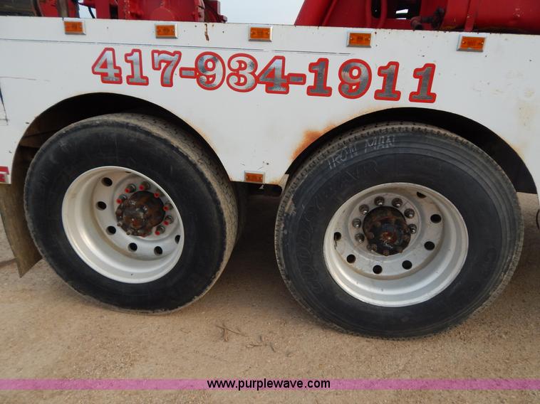 image for item I1187 1986 International F9370 wrecker truck