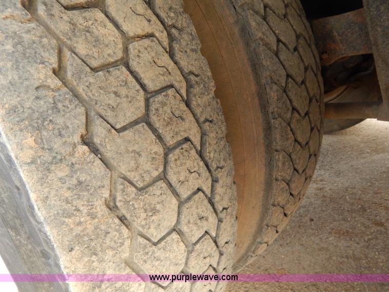 image for item I1187 1986 International F9370 wrecker truck