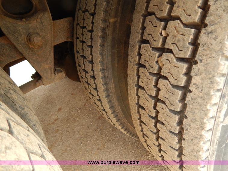 image for item I1187 1986 International F9370 wrecker truck