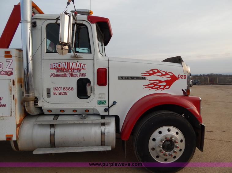 image for item I1187 1986 International F9370 wrecker truck