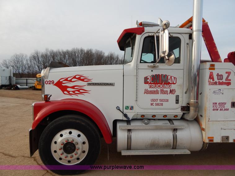 image for item I1187 1986 International F9370 wrecker truck