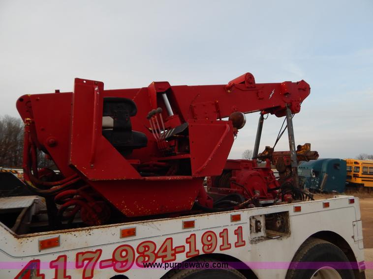 image for item I1187 1986 International F9370 wrecker truck