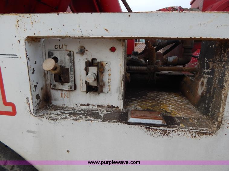 image for item I1187 1986 International F9370 wrecker truck