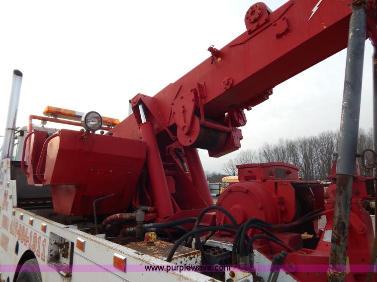 image for item I1187 1986 International F9370 wrecker truck