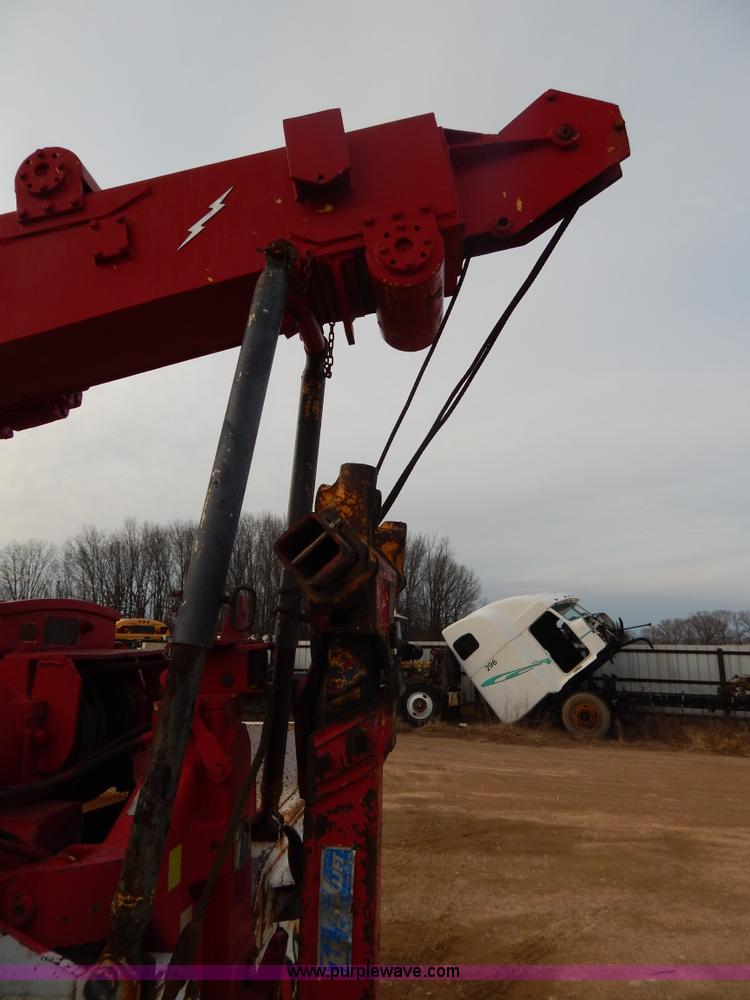 image for item I1187 1986 International F9370 wrecker truck