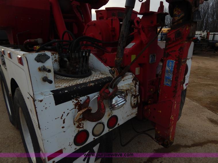 image for item I1187 1986 International F9370 wrecker truck