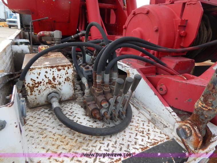 image for item I1187 1986 International F9370 wrecker truck