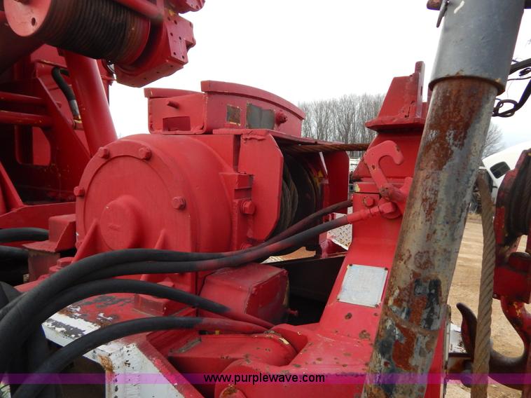 image for item I1187 1986 International F9370 wrecker truck