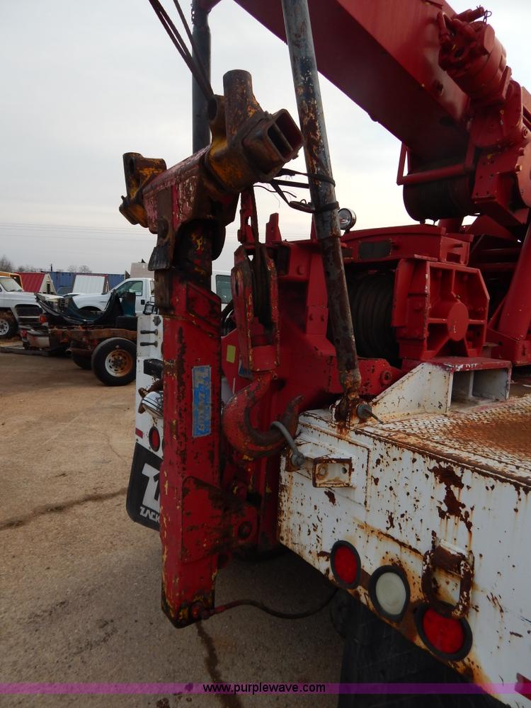 image for item I1187 1986 International F9370 wrecker truck