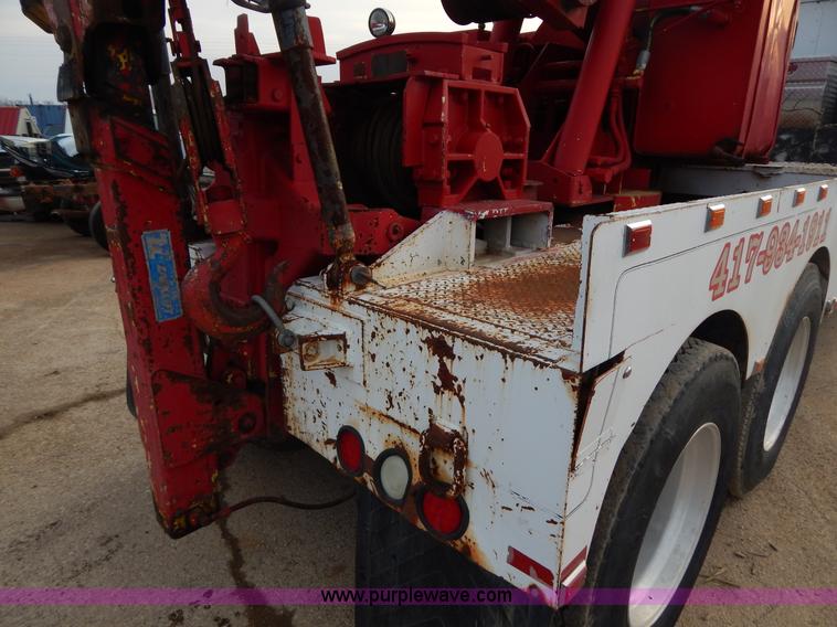 image for item I1187 1986 International F9370 wrecker truck