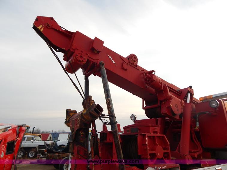 image for item I1187 1986 International F9370 wrecker truck