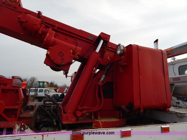 image for item I1187 1986 International F9370 wrecker truck