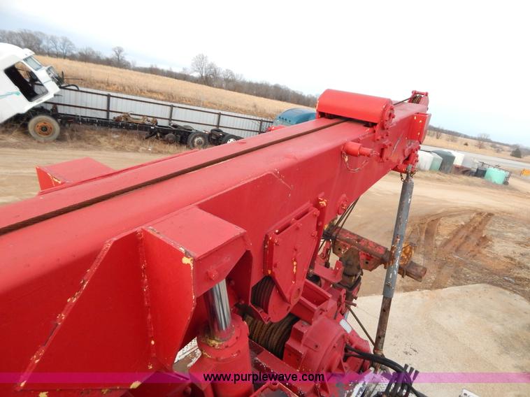 image for item I1187 1986 International F9370 wrecker truck