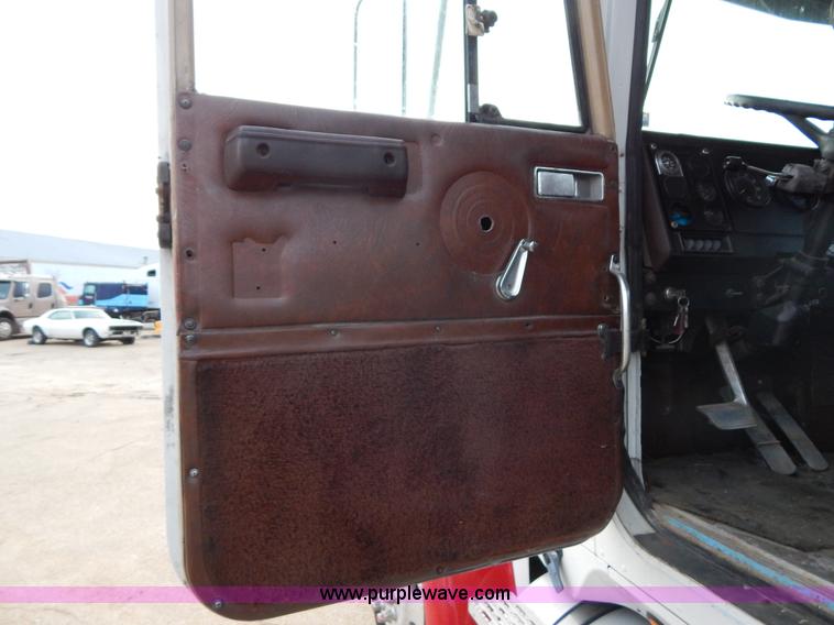 image for item I1187 1986 International F9370 wrecker truck