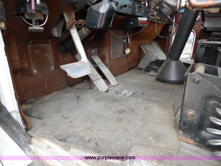 image for item I1187 1986 International F9370 wrecker truck