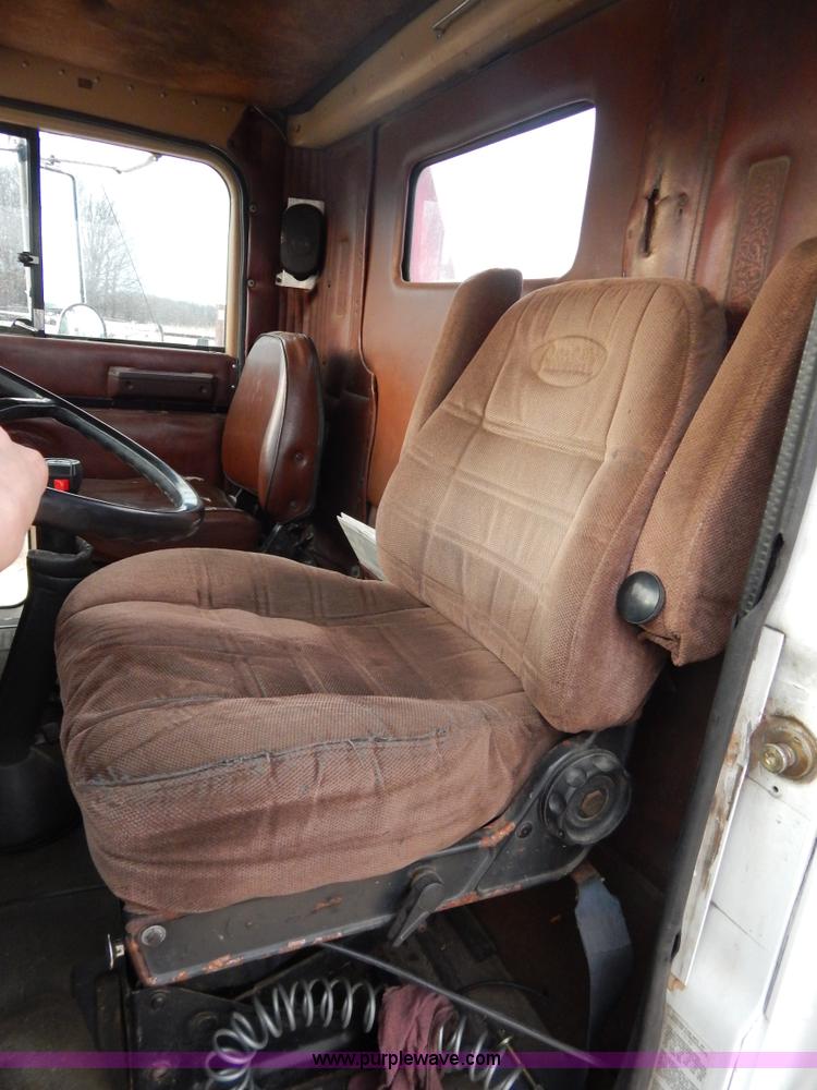 image for item I1187 1986 International F9370 wrecker truck