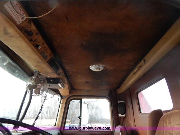 image for item I1187 1986 International F9370 wrecker truck