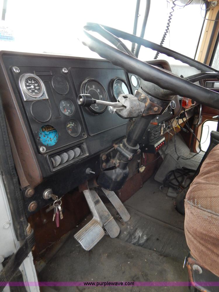 image for item I1187 1986 International F9370 wrecker truck