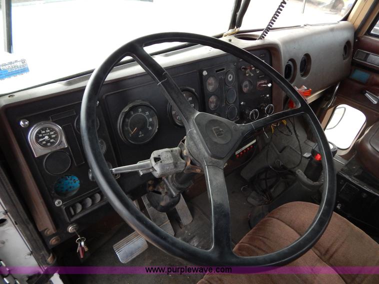 image for item I1187 1986 International F9370 wrecker truck