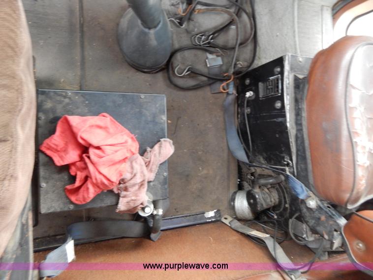 image for item I1187 1986 International F9370 wrecker truck