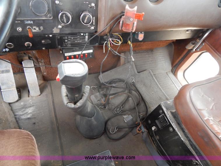 image for item I1187 1986 International F9370 wrecker truck