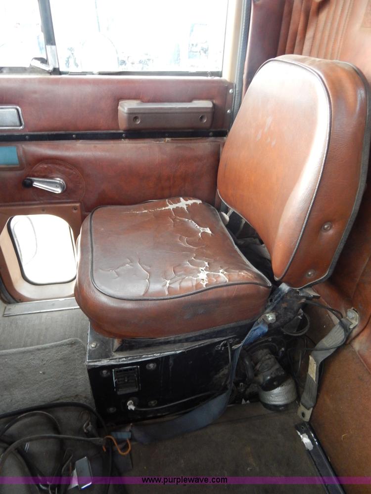 image for item I1187 1986 International F9370 wrecker truck