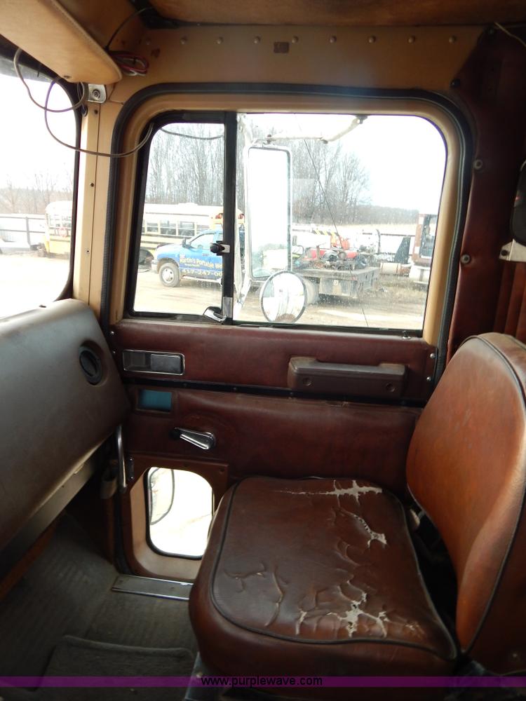 image for item I1187 1986 International F9370 wrecker truck