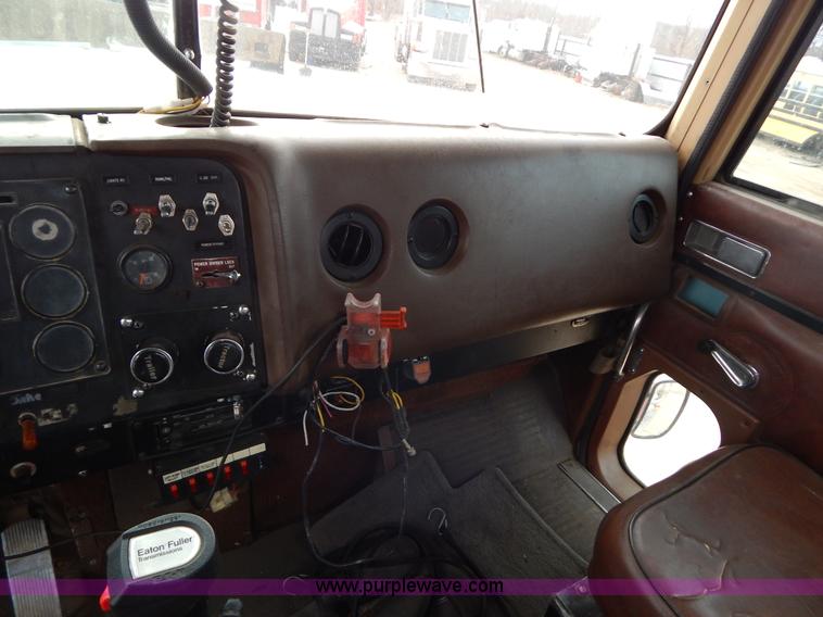 image for item I1187 1986 International F9370 wrecker truck